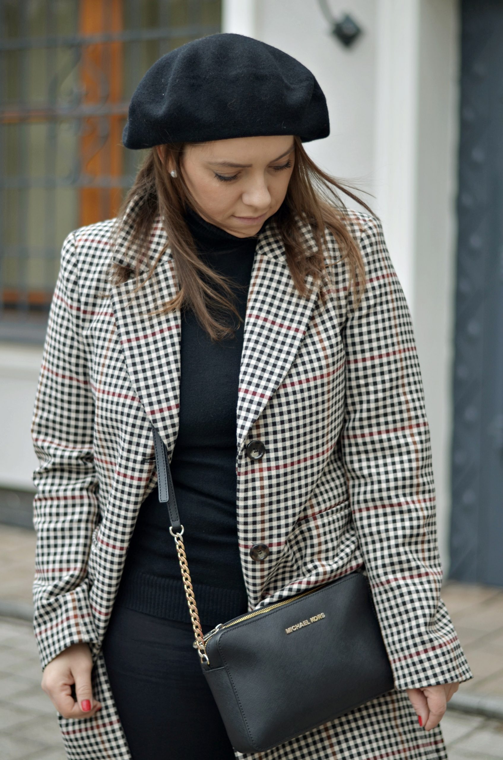 stylizacja z czarnym beretem