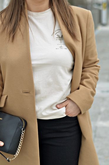 PŁASZCZ W ODCIENIU BEŻU