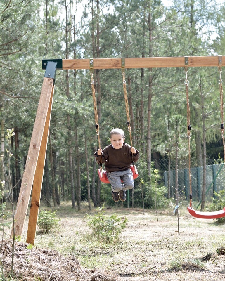 maj i huśtawki na działce