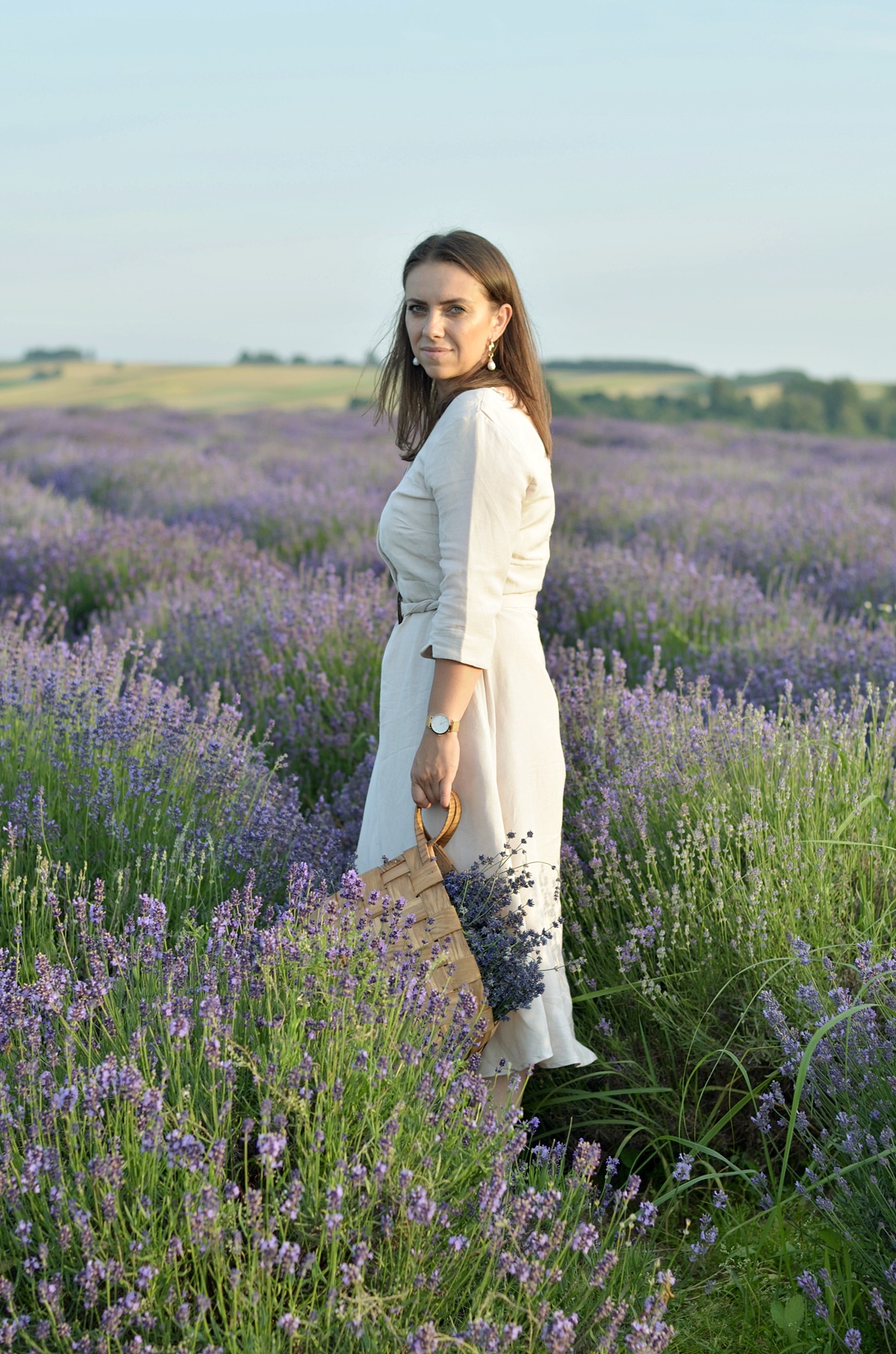 beżowa sukienka z lnem