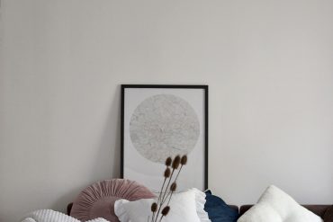 Chciałabym napisać, że remont się skończył ale mogę napisać że dopiero zmierza ku końcowi. Niestety wiele rzeczy zatrzymało się w czasie i praca stoi. Uwielbiam ten stan oczywiście żartuję. Remonty to moja zmora. Dzisiaj jednak mimo wszystko chciałam się podzielić z wami moją koncepcją tego co chciałabym stworzyć. W dzisiejszym wpisie skupmy się na salonie. Przechodził już kilka metamorfoz. Najpierw wyglądał tak (tutaj) później tak (tutaj) a teraz mam zamiar stworzyć coś zupełnie innego. W dalszym ciągu ubolewam, że w tym mieszkaniu brak światła słonecznego daje się we znaki, ale widocznie nic nie da się już z tym zrobić.