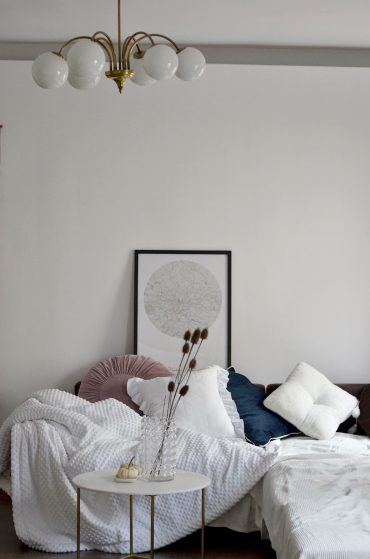 Chciałabym napisać, że remont się skończył ale mogę napisać że dopiero zmierza ku końcowi. Niestety wiele rzeczy zatrzymało się w czasie i praca stoi. Uwielbiam ten stan oczywiście żartuję. Remonty to moja zmora. Dzisiaj jednak mimo wszystko chciałam się podzielić z wami moją koncepcją tego co chciałabym stworzyć. W dzisiejszym wpisie skupmy się na salonie. Przechodził już kilka metamorfoz. Najpierw wyglądał tak (tutaj) później tak (tutaj) a teraz mam zamiar stworzyć coś zupełnie innego. W dalszym ciągu ubolewam, że w tym mieszkaniu brak światła słonecznego daje się we znaki, ale widocznie nic nie da się już z tym zrobić.