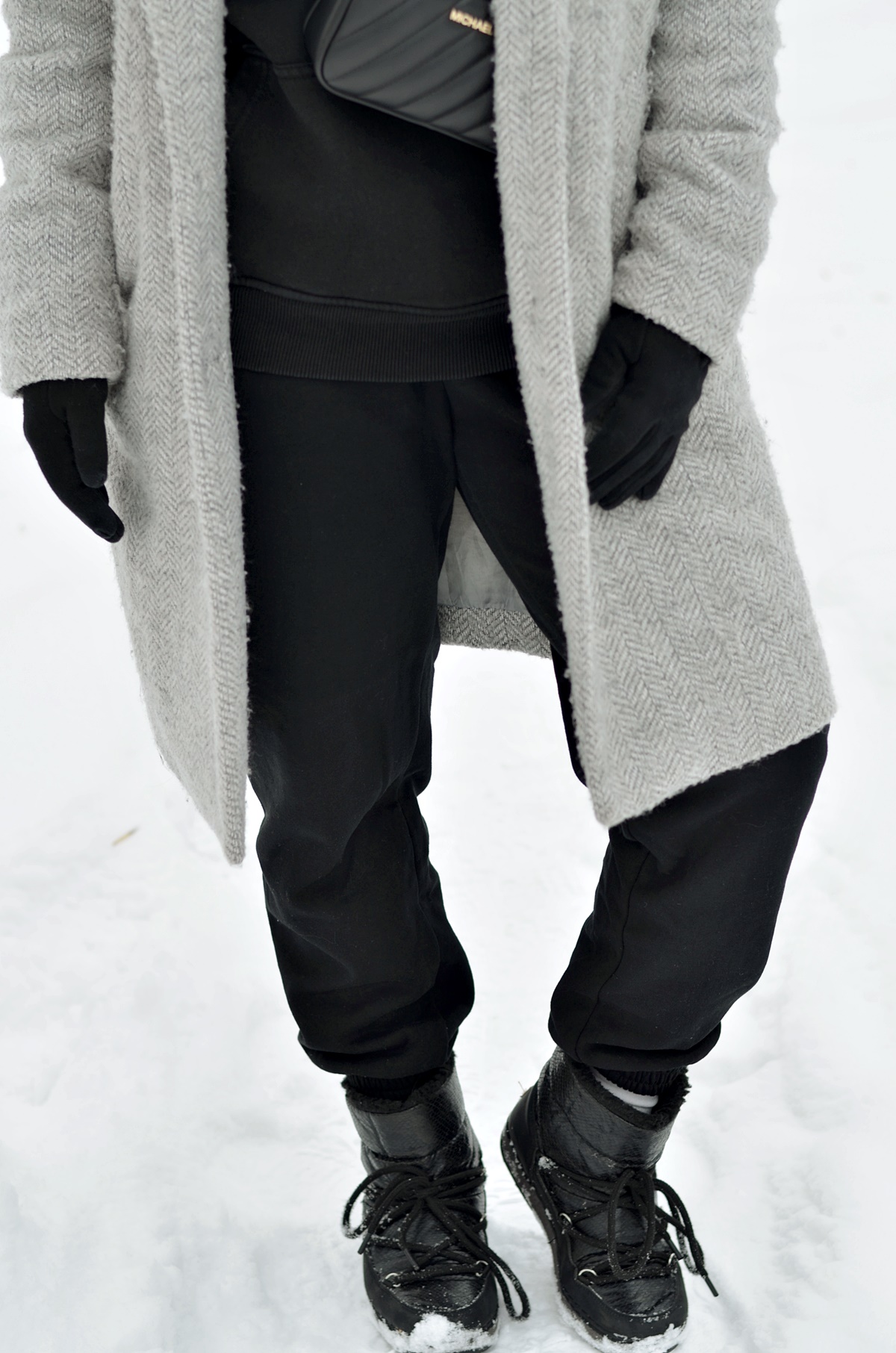 czarne śniegowce szary płaszcz