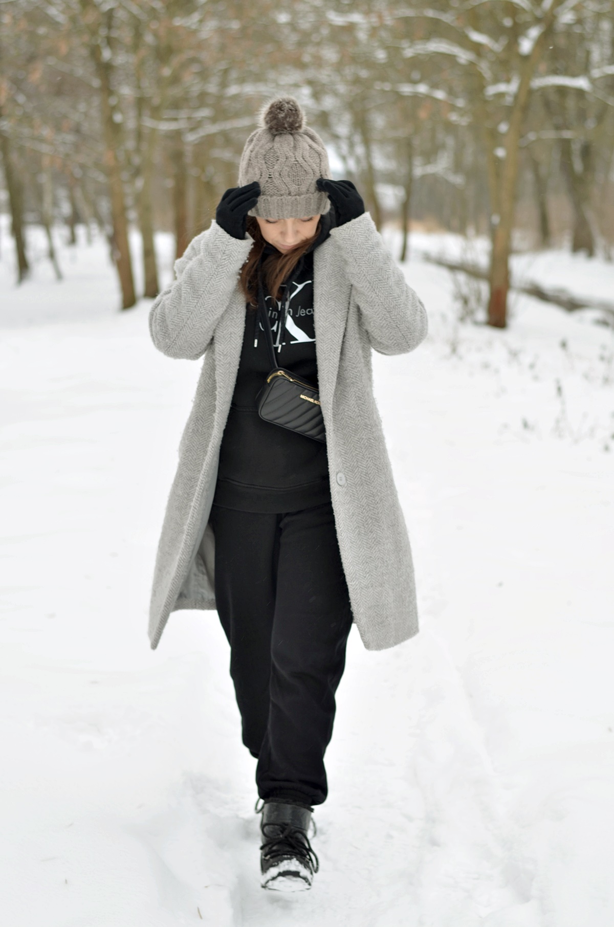 DRES W ZIMOWEJ LUŹNEJ STYLIZACJI czarny dres