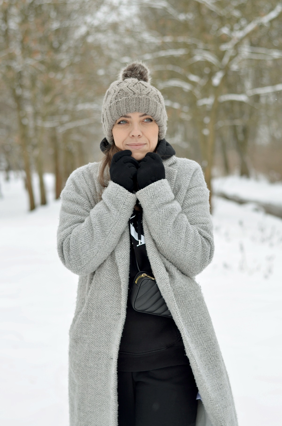 DRES W ZIMOWEJ LUŹNEJ STYLIZACJI DRES W ZIMOWEJ LUŹNEJ STYLIZACJI