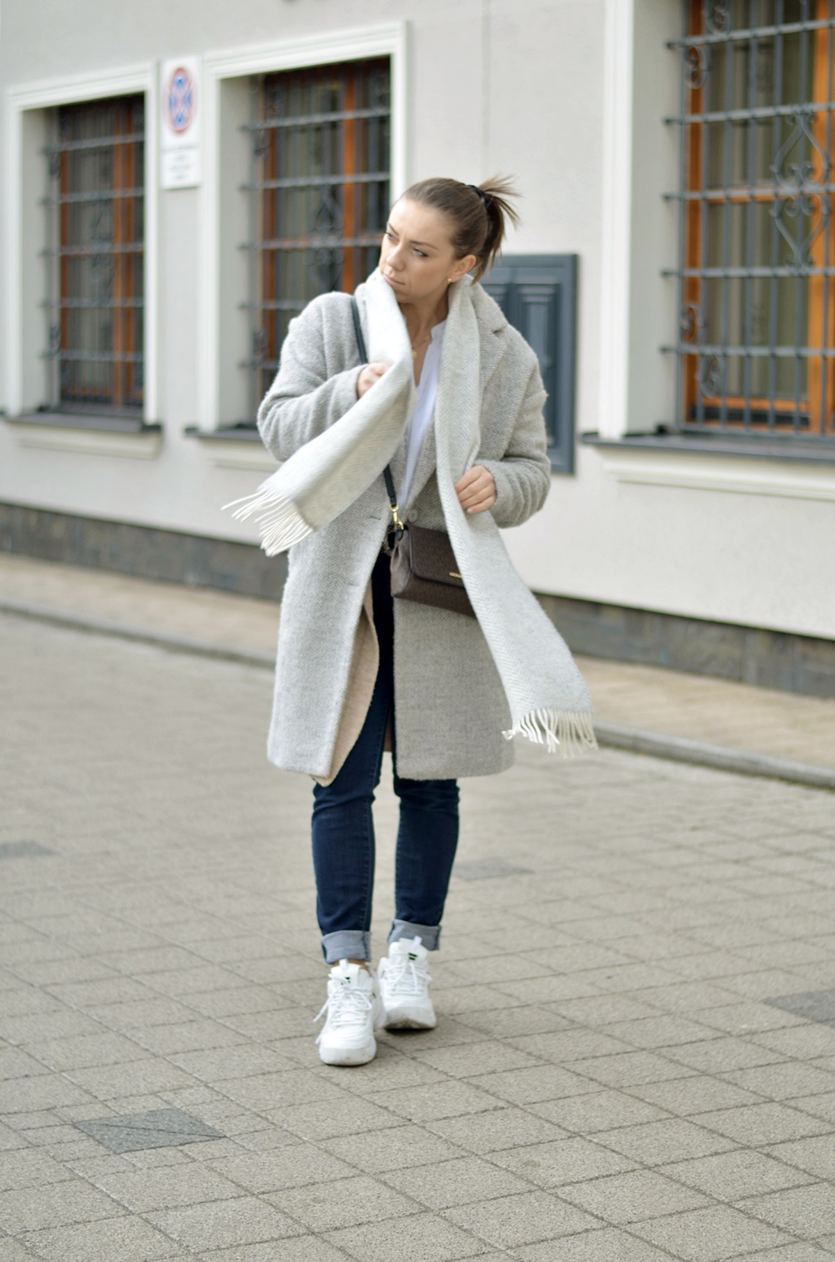 szary szalik z kaszmirem szary płaszcz