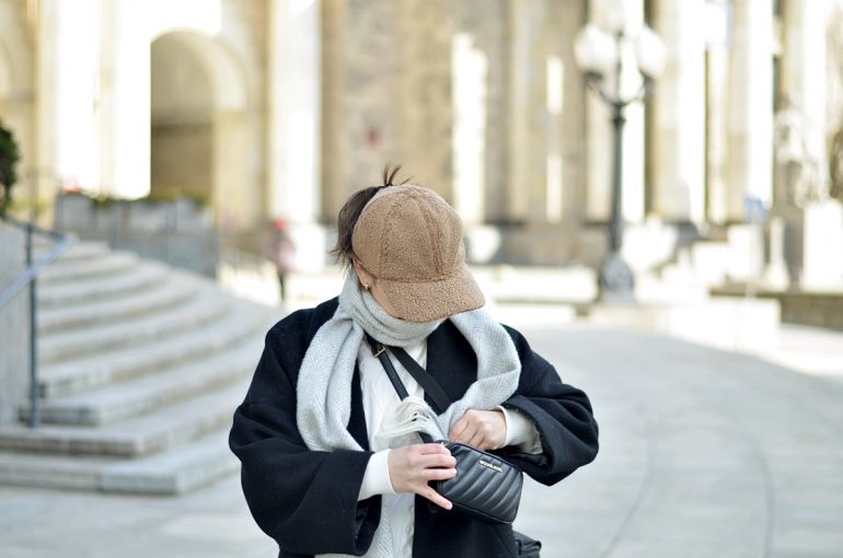 czarny oversizowy płaszcz