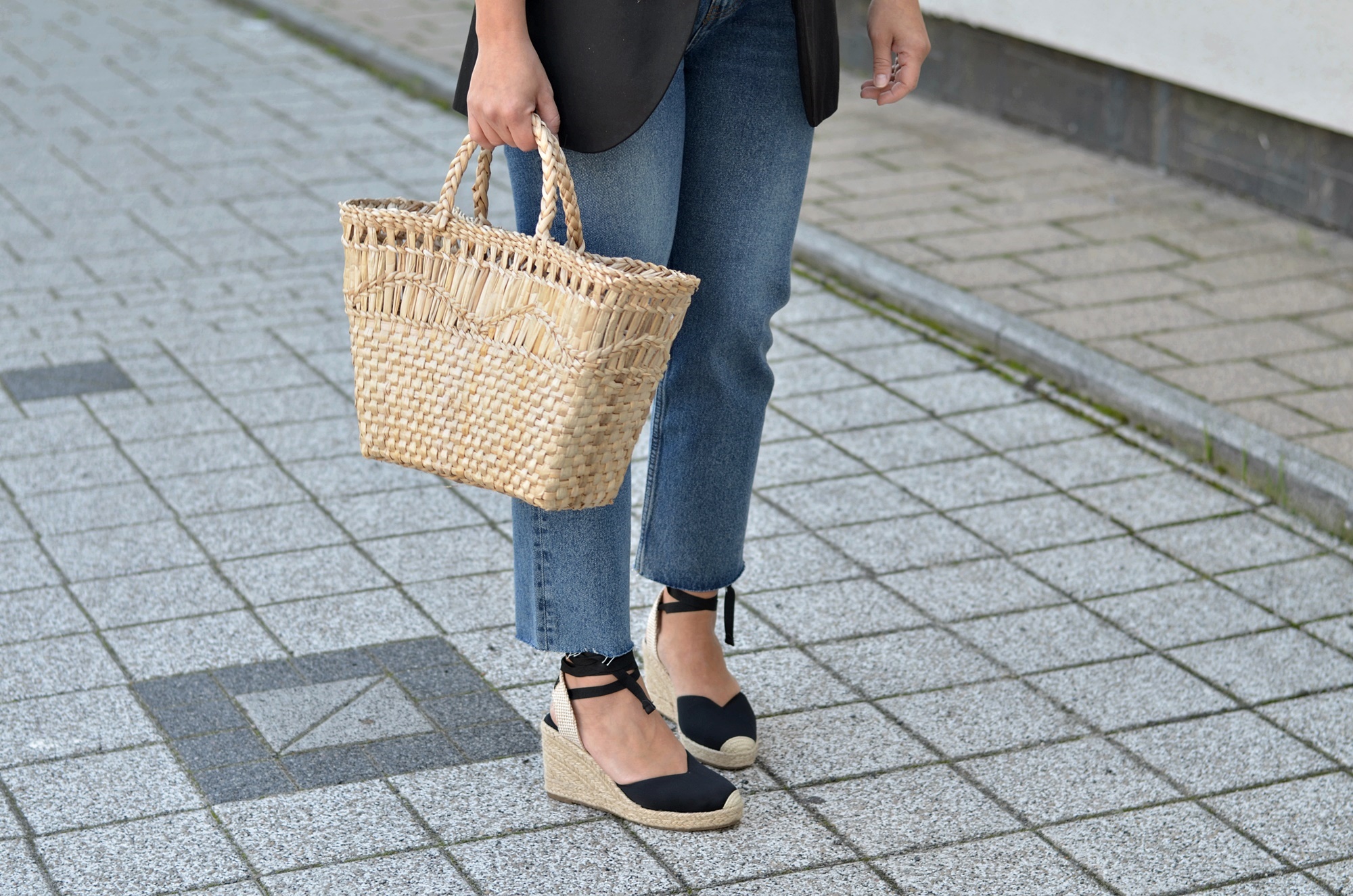 CZARNE ESPADRYLE NA KOTURNIE