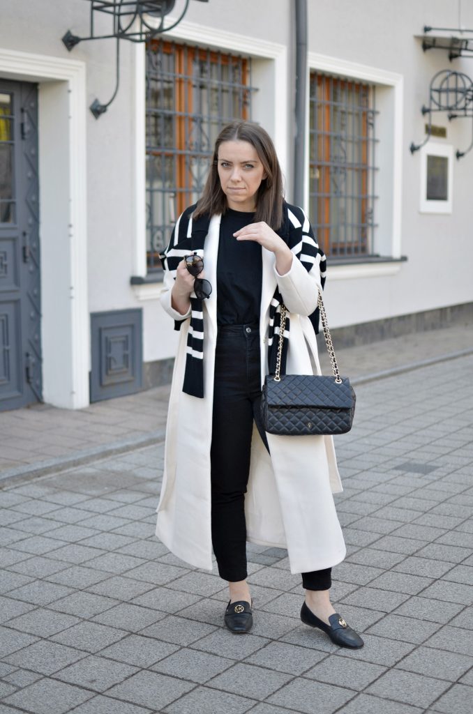 SWETER NAŁOŻONY NA PŁASZCZ biały płaszcz
