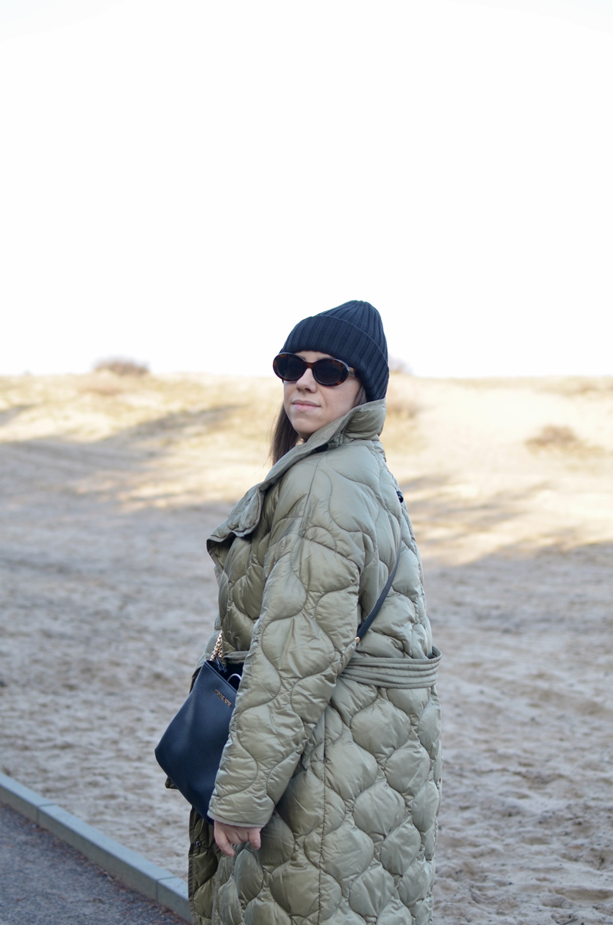 czarna czapka w prążki