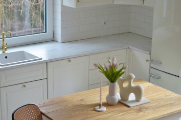 DREWNIANY STÓŁ Z BIAŁYMI NOGAMI