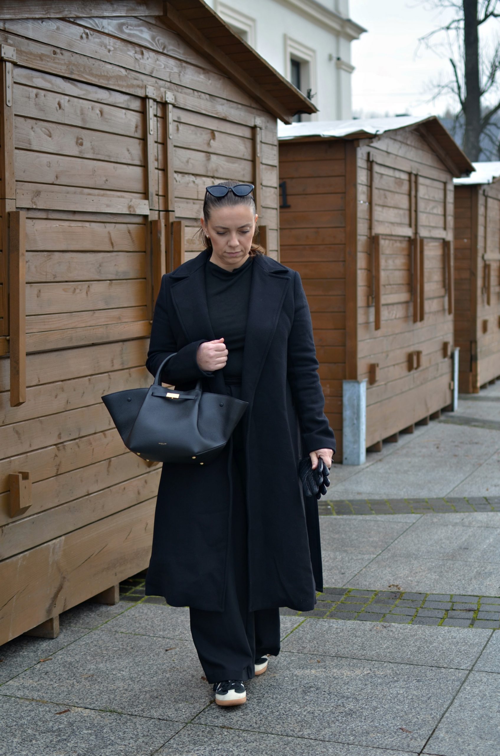 czarny płaszcz